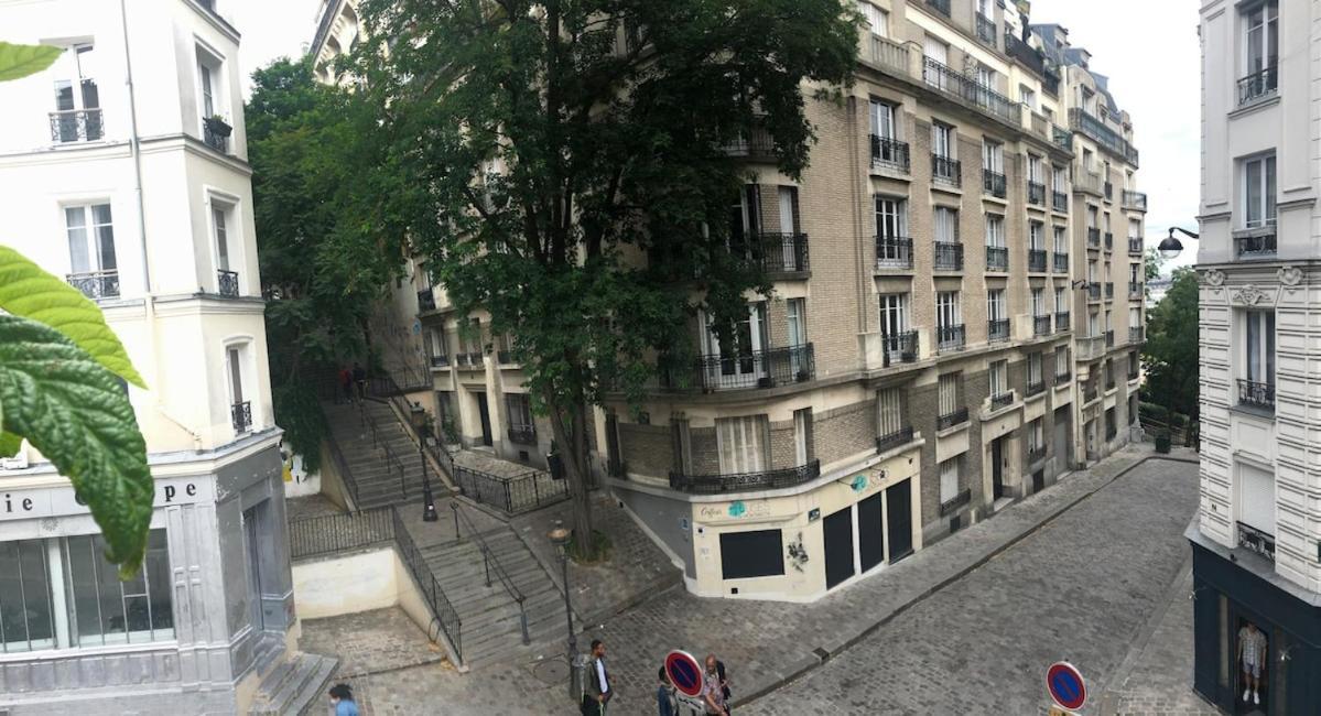 Beautiful And Bright In Montmartre Paris