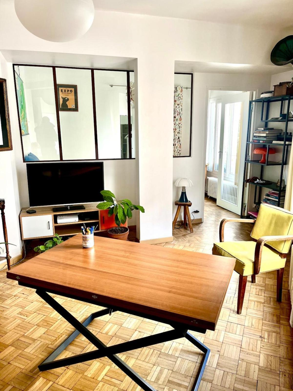 Beautiful And Bright In Montmartre Apartment