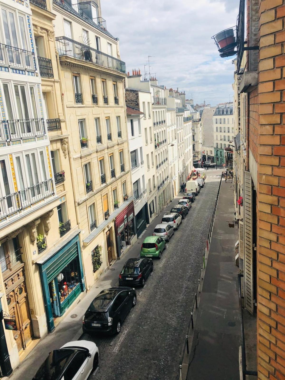 Beautiful And Bright In Montmartre Apartment